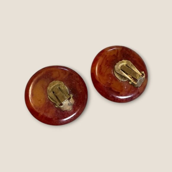 Estate Vintage Bakelite Clip-On Earrings Marbled Amber Brown Round Design - Picture 4 of 8